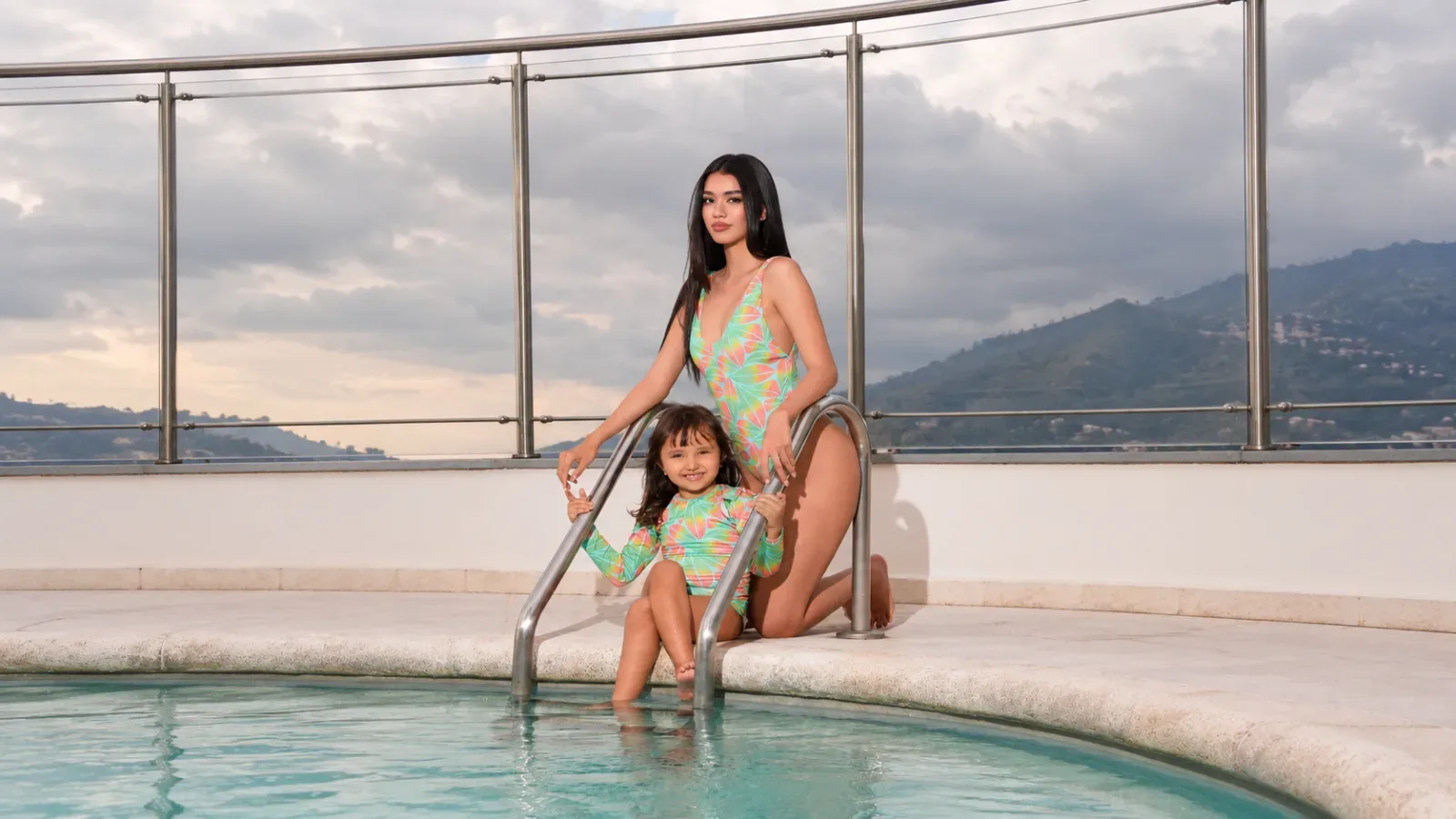 Mujer y niña con vestidos de baño estampados a juego de VORA: bikini de tiro alto y enterizo infantil manga larga